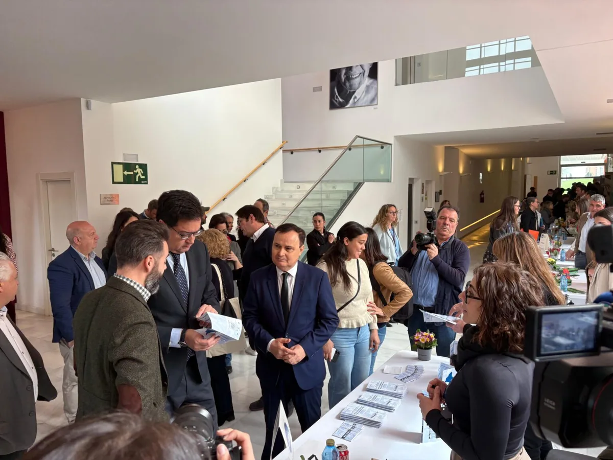 Personal de CATFA atendiendo a visitantes en su stand